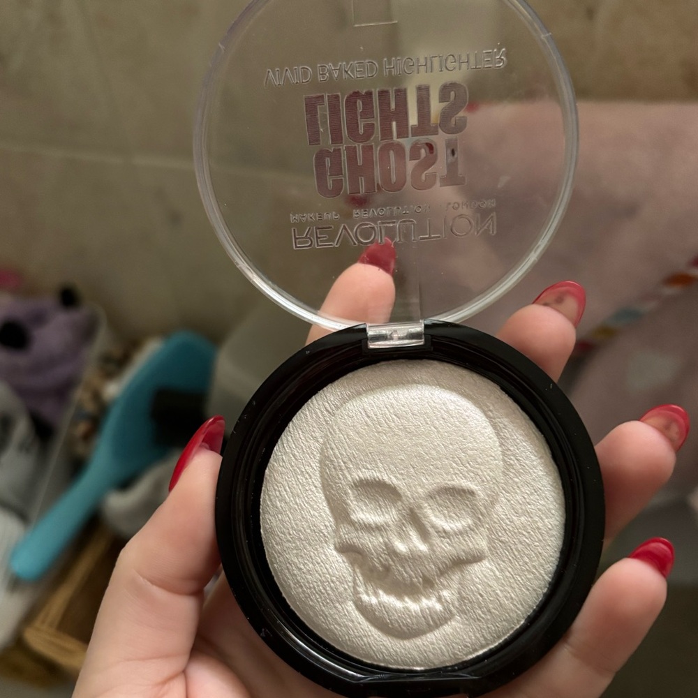 Revolution makeup bakes highlighter